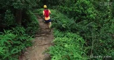 女子超马拉松选手在热带雨林小径上奔跑
